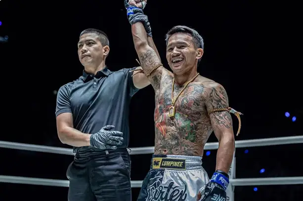 Gingsanglek Wor Kumchamnarn menang KO atas Petarung Rusia Alexey Balyko