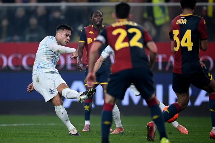 Lautaro martinez memberi passing melewati 2 pemain genoa
