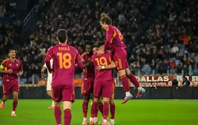 Selebrasi gol para pemain as roma