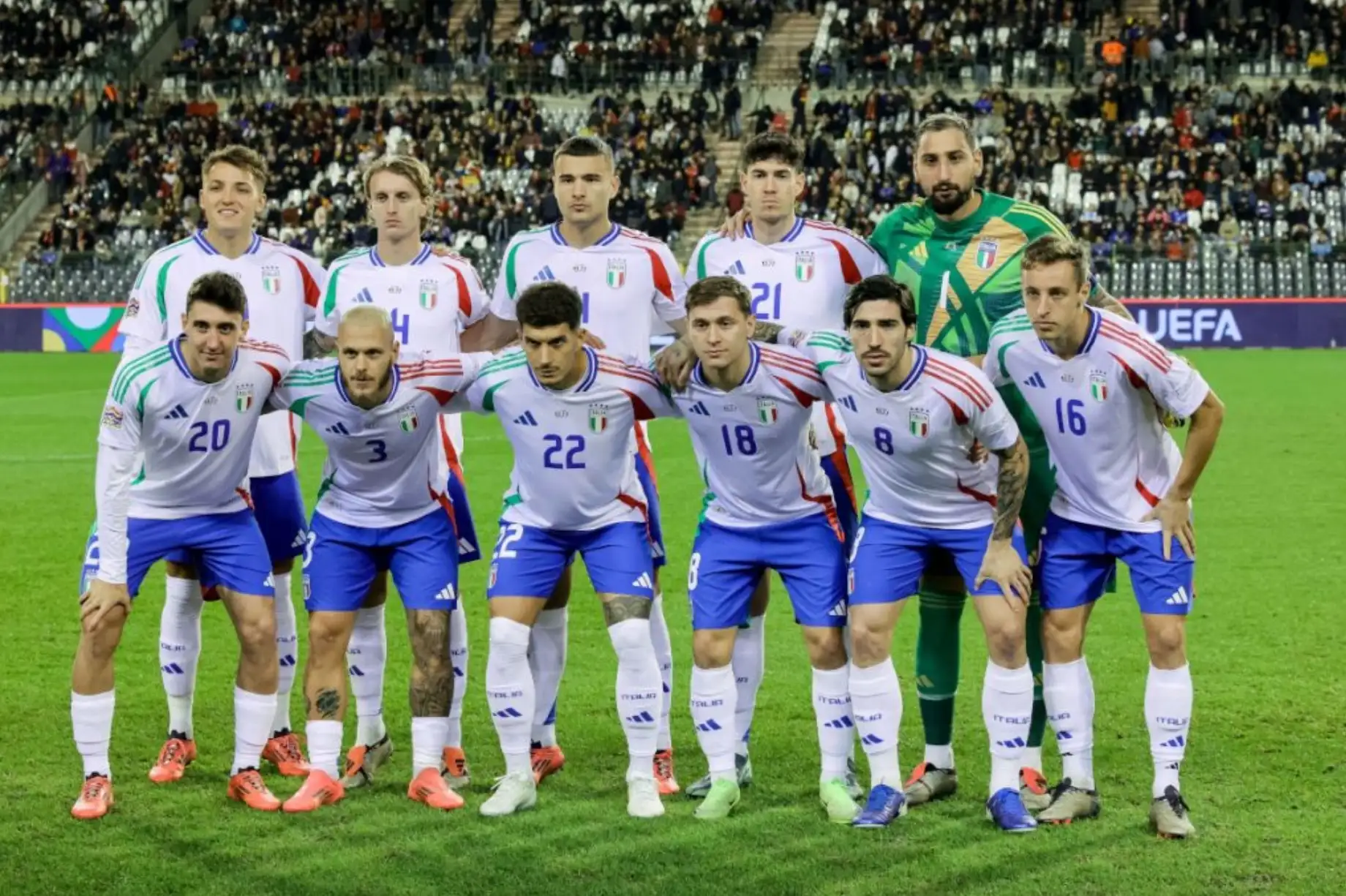 para pemain timnas Italia berfoto bersama